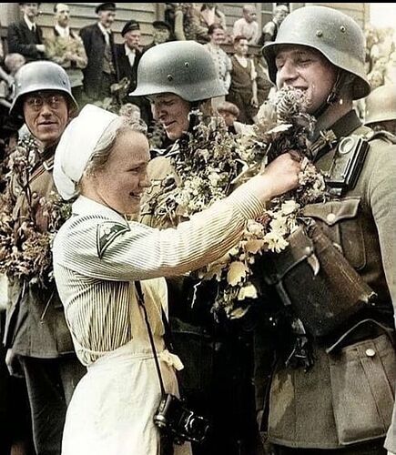 Soldados occidentales siendo agasajados a su retorno